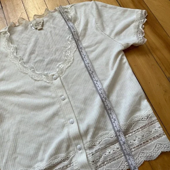 Dainty Caution to the Wind White Lace Trim Ribbed Button Up Short Sleeve Top M - Picture 3 of 6